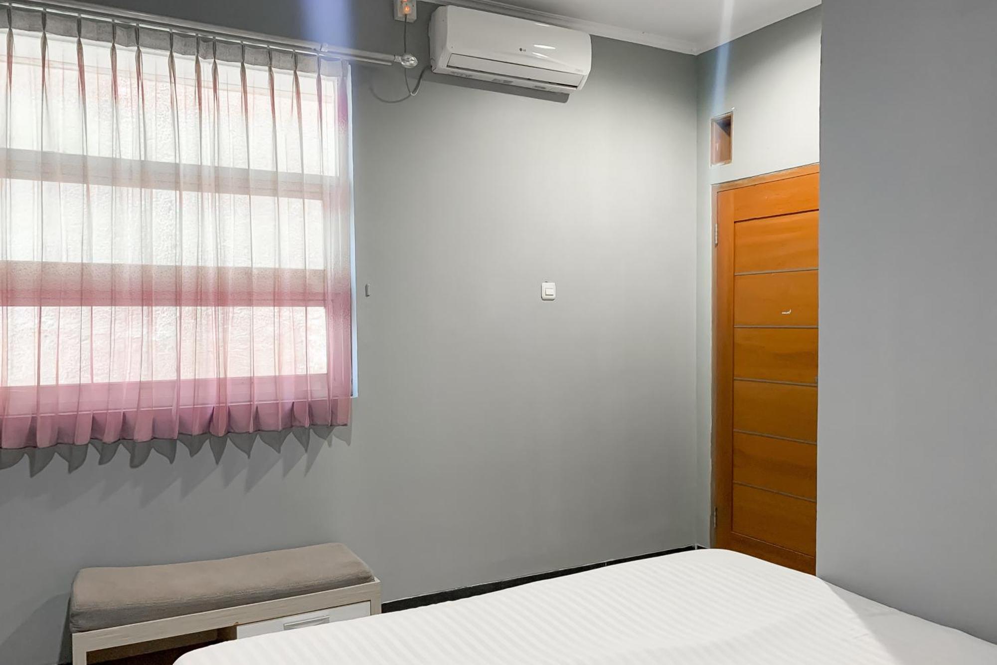 Karins Guesthouse Syariah Redpartner Бандунг Экстерьер фото