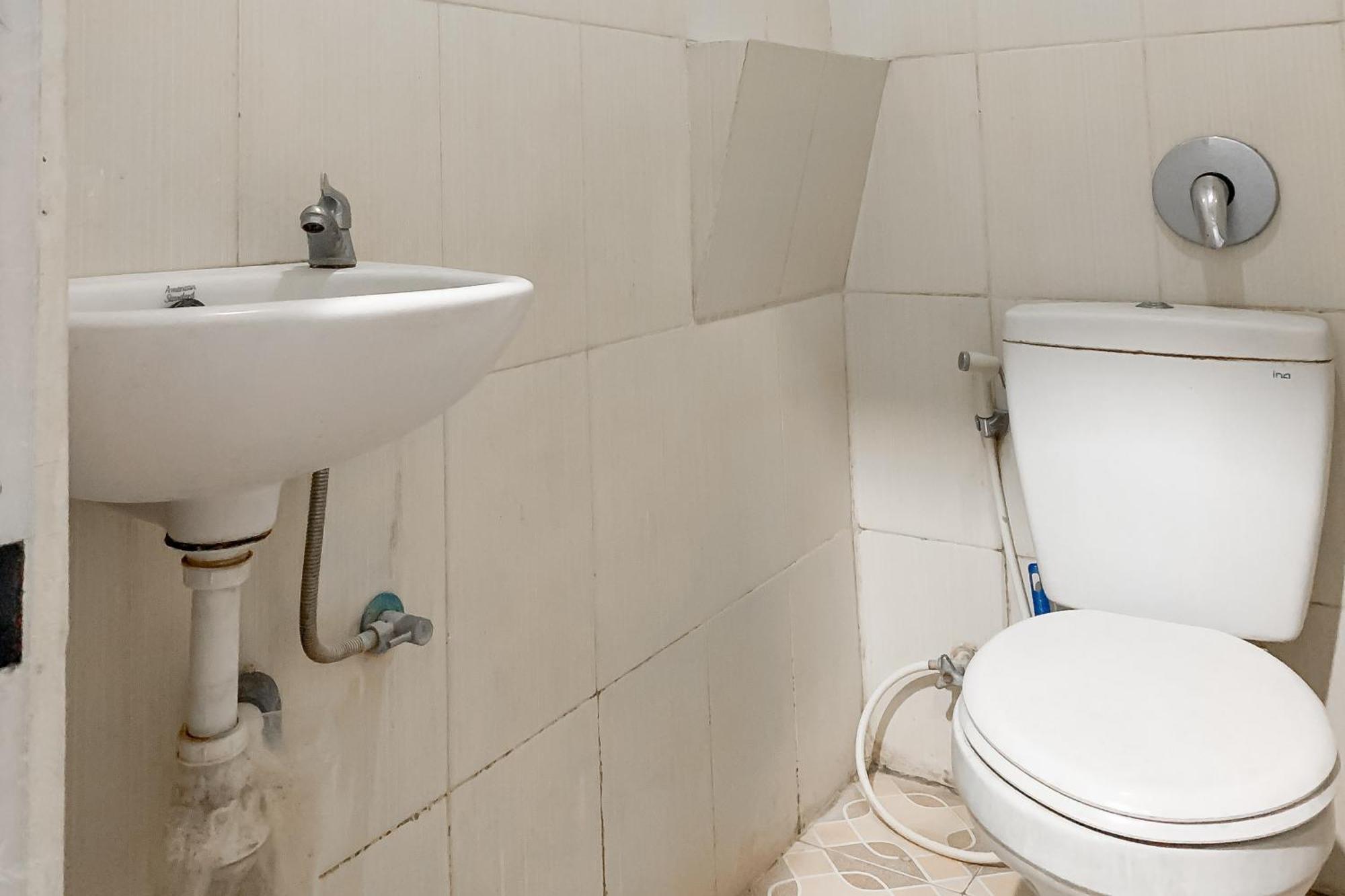 Karins Guesthouse Syariah Redpartner Бандунг Экстерьер фото