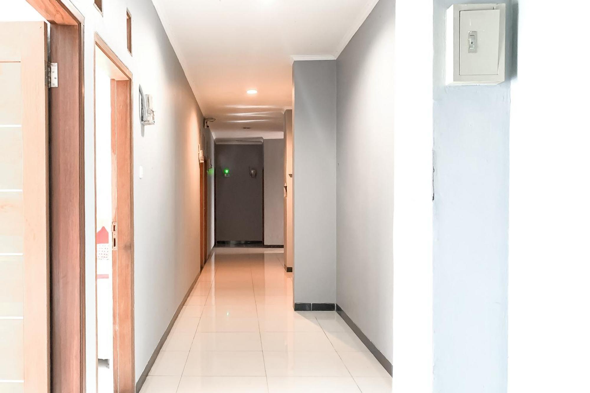 Karins Guesthouse Syariah Redpartner Бандунг Экстерьер фото
